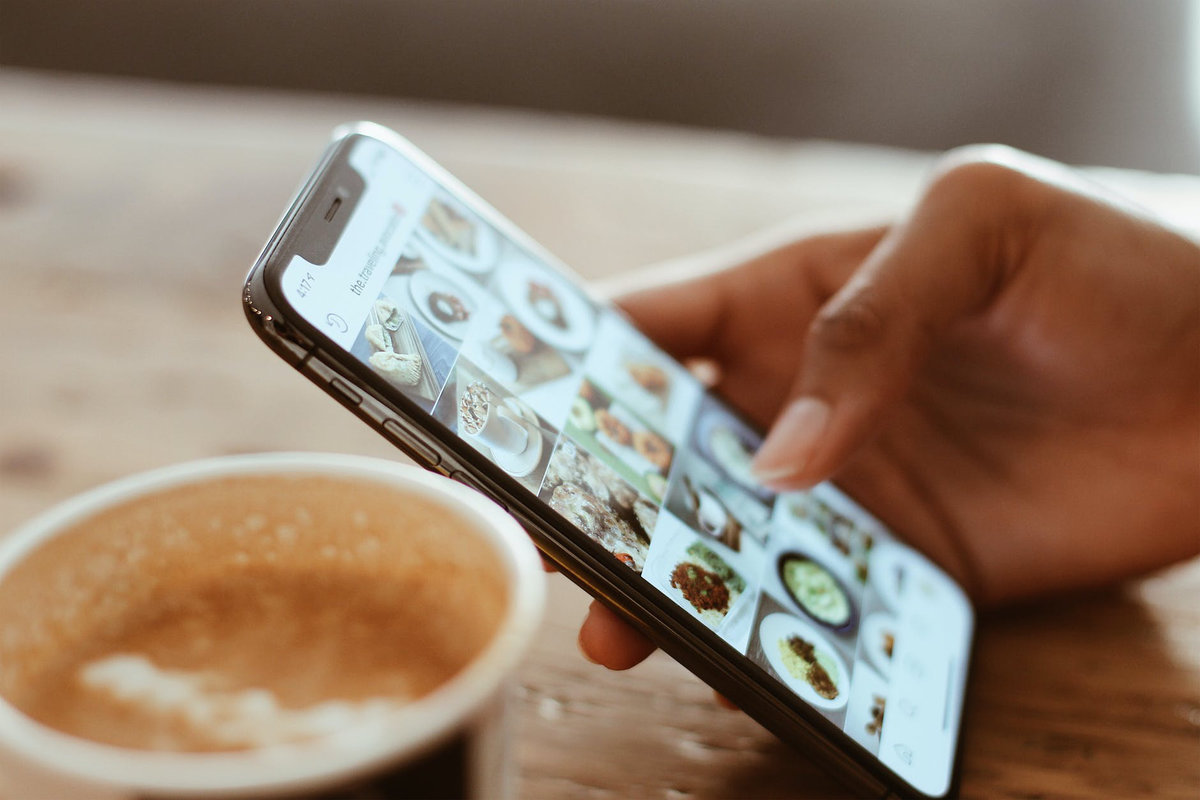 A person uses social media in a coffee shop